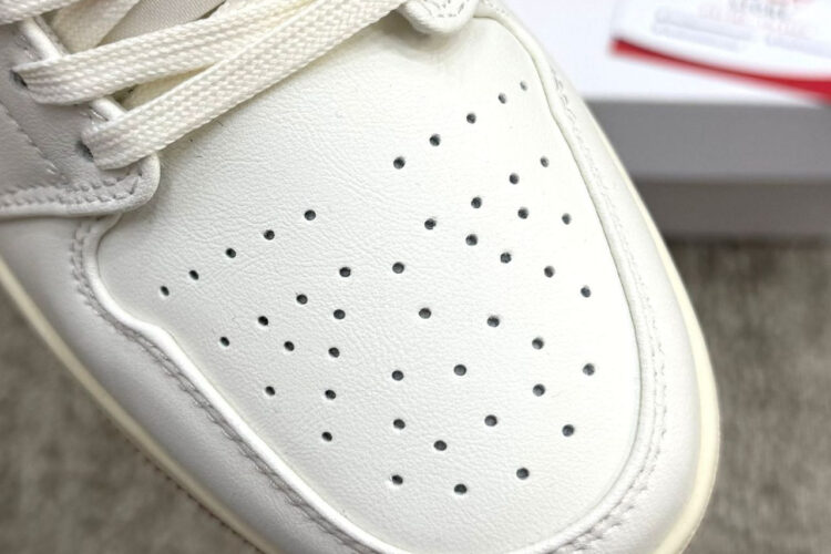 Giày Air Jordan 1 Low Ruby Màu Trắng đỏ