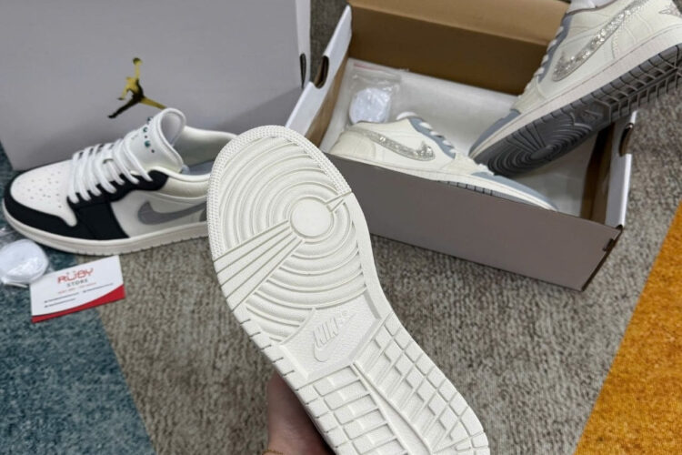 Giày Air Jordan 1 Sail Light Smoke Grey Xám Trắng đen
