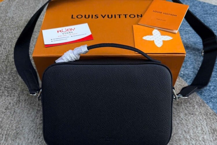 Túi LV Avenue Messenger Black Taiga M11657 Màu đen