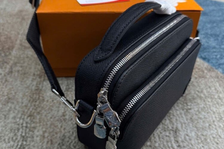 Túi LV Avenue Messenger Black Taiga M11657 Màu đen