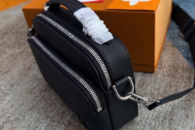 Túi LV Avenue Messenger Black Taiga M11657 Màu đen
