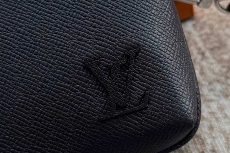 Túi LV Avenue Messenger Black Taiga M11657 Màu đen