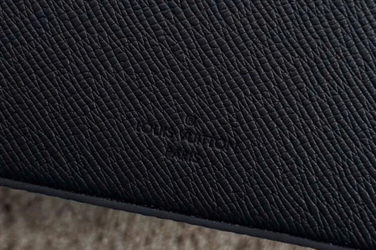 Túi LV Avenue Messenger Black Taiga M11657 Màu đen