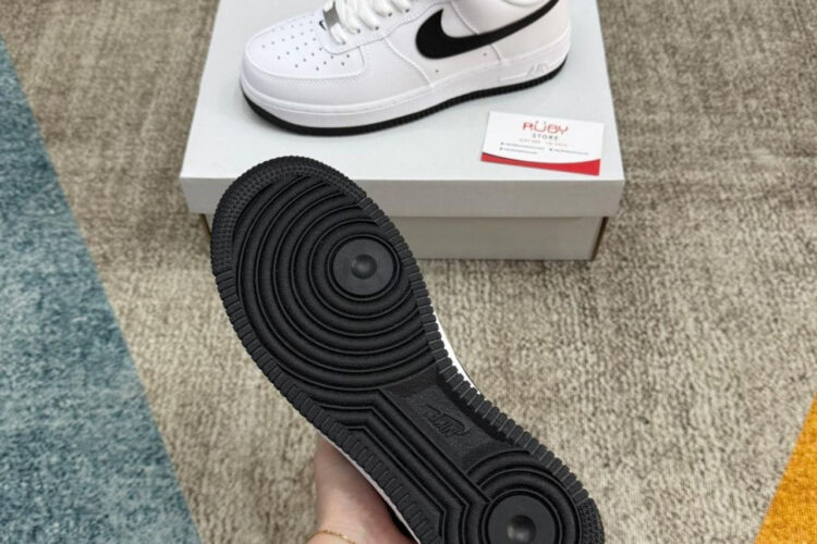 Giày Nike Air Force 1 07 White Black Outsole Trắng Đen