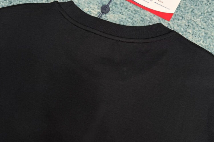 Áo LV Cursive Signature T-Shirt Black 1AII22 Màu đen