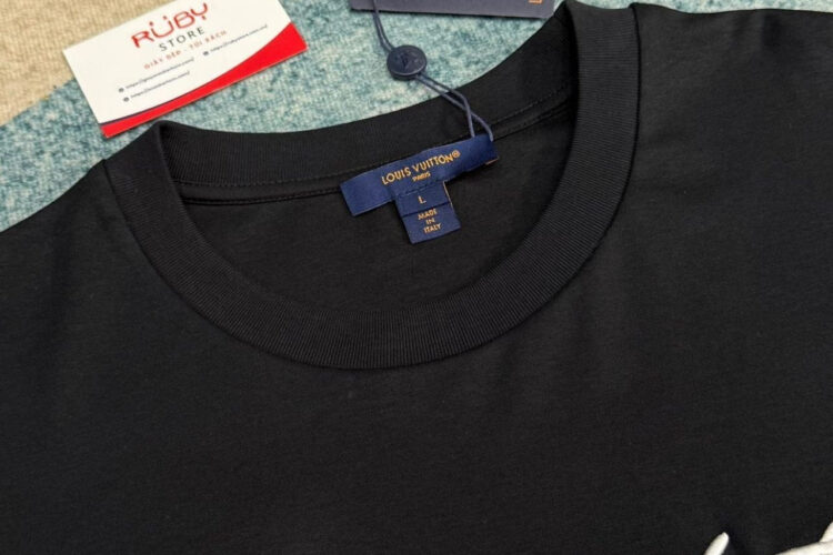 Áo LV Cursive Signature T-Shirt Black 1AII22 Màu đen