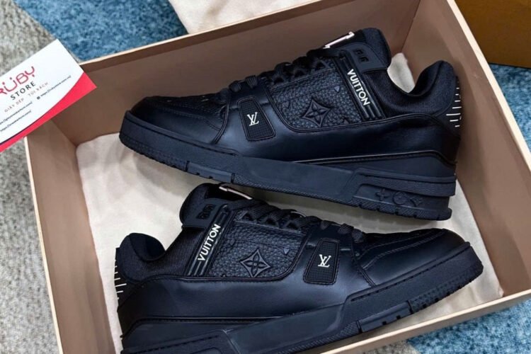 Giày Louis Vuitton Trainer Black Embossed Monogram đen