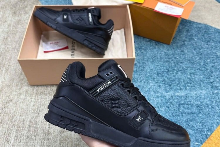 Giày Louis Vuitton Trainer Black Embossed Monogram đen