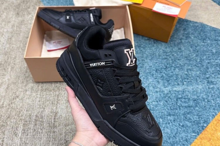 Giày Louis Vuitton Trainer Black Embossed Monogram đen