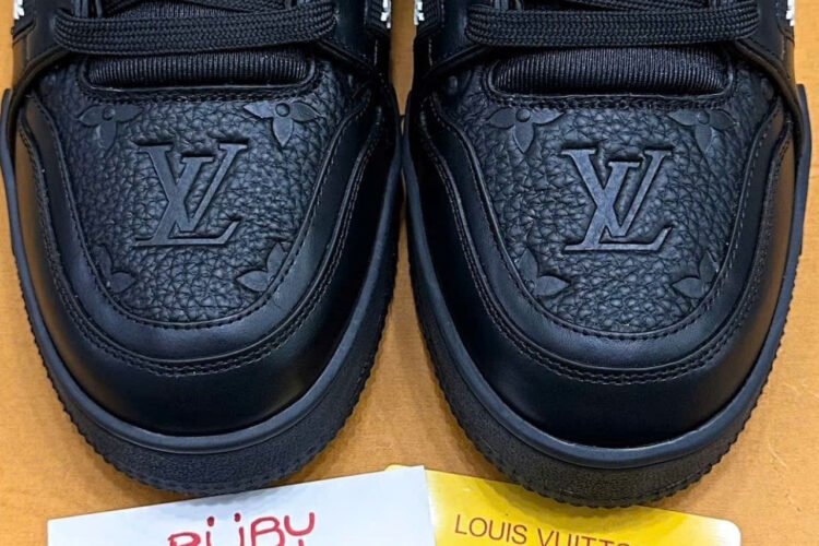 Giày Louis Vuitton Trainer Black Embossed Monogram đen