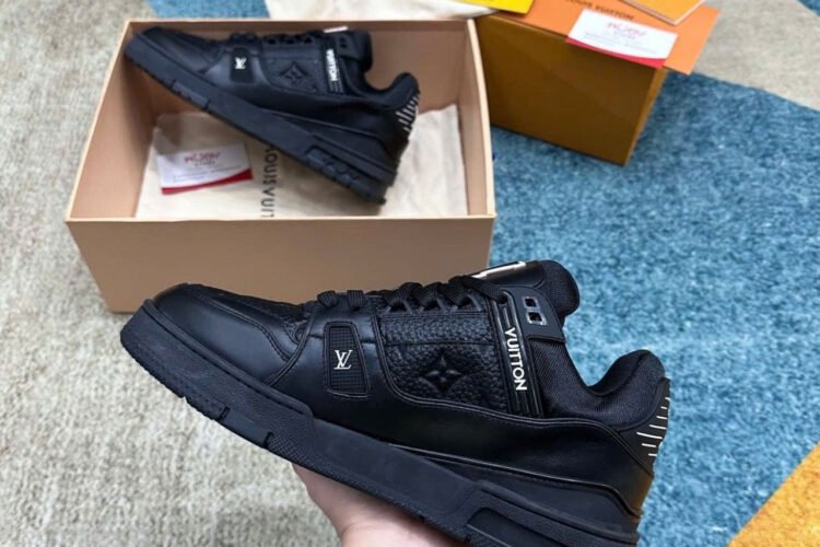 Giày Louis Vuitton Trainer Black Embossed Monogram đen
