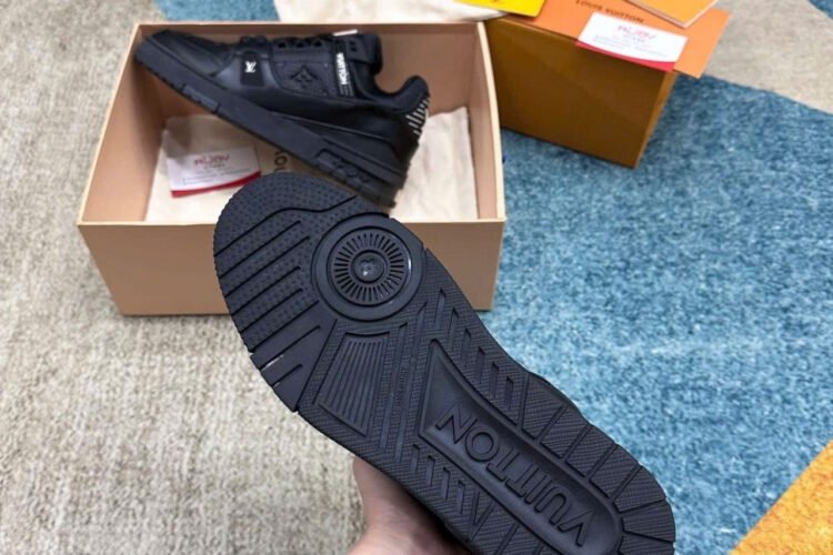 Giày Louis Vuitton Trainer Black Embossed Monogram đen