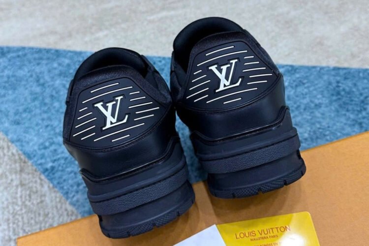 Giày Louis Vuitton Trainer Black Embossed Monogram đen