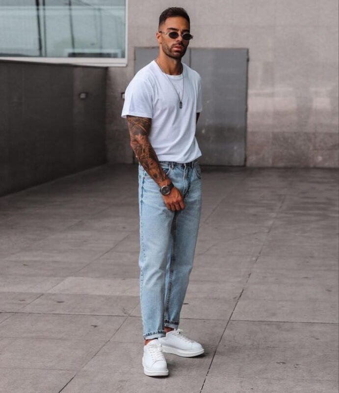 Phối đơn giản với giày McQueen trắng cùng áo phông trắng và quần Jean