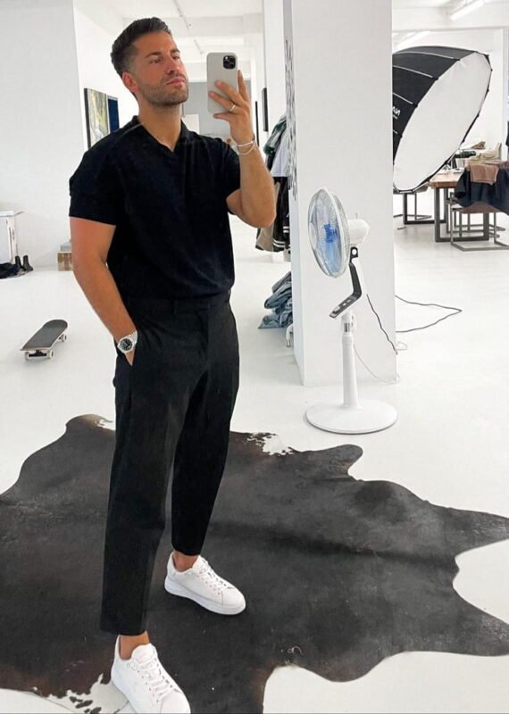 Phối giày McQueen trắng với set quần tây và áo thun hoặc Polo đen
