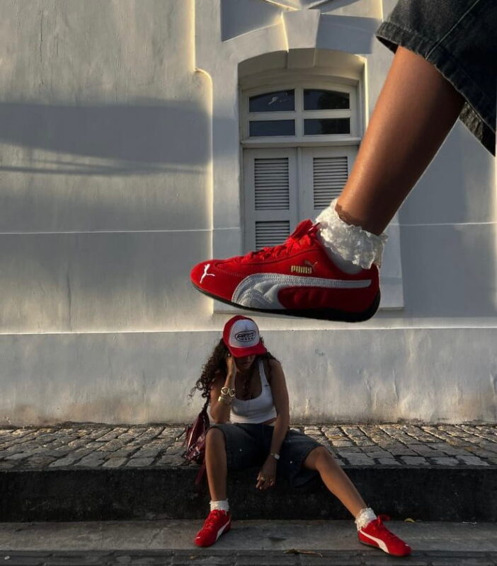 Phối giày Puma đỏ với quần short jean và áo ba lỗ trắng