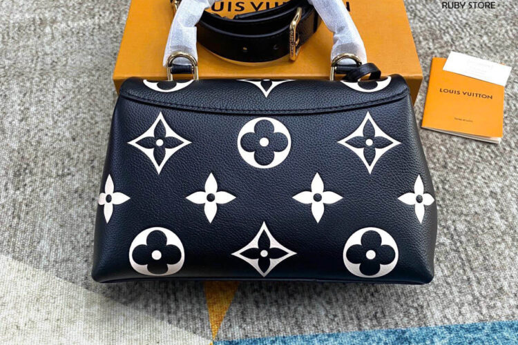 Hình ảnh thực tế túi xách LV Madeleine BB M45978 Bicolor Monogram Empreinte Đen Kem Best Quality tại Ruby Store