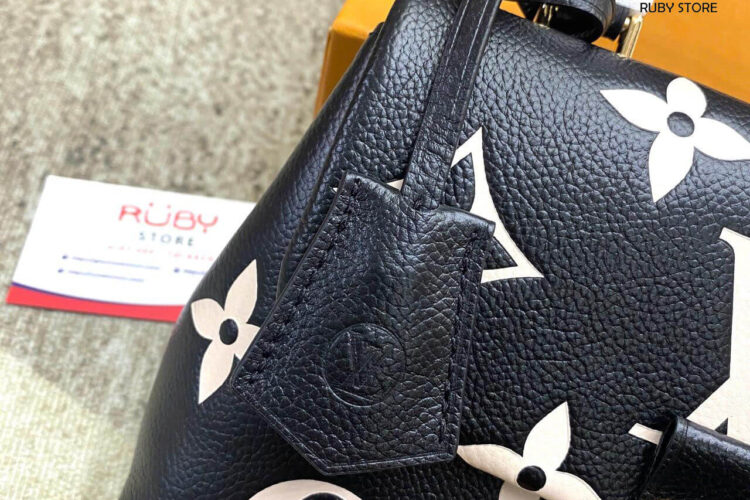 Hình ảnh thực tế túi xách LV Madeleine BB M45978 Bicolor Monogram Empreinte Đen Kem Best Quality tại Ruby Store