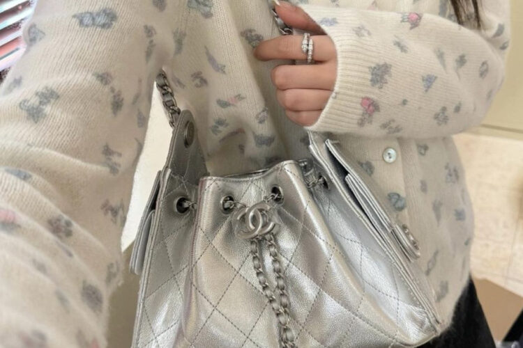 Túi CN 25 Mini Hobo Handbag Metallic Silver Caviar Màu Bạc