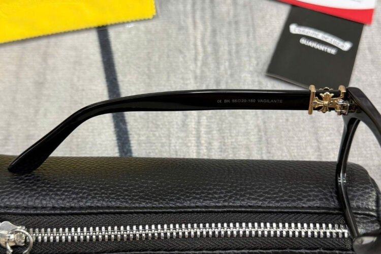 Mắt Kính Chrome Hearts Vagilante CLB đen Vàng
