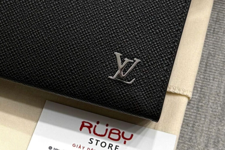 Túi LV Pochette Voyage Black Taiga M30450 Màu đen