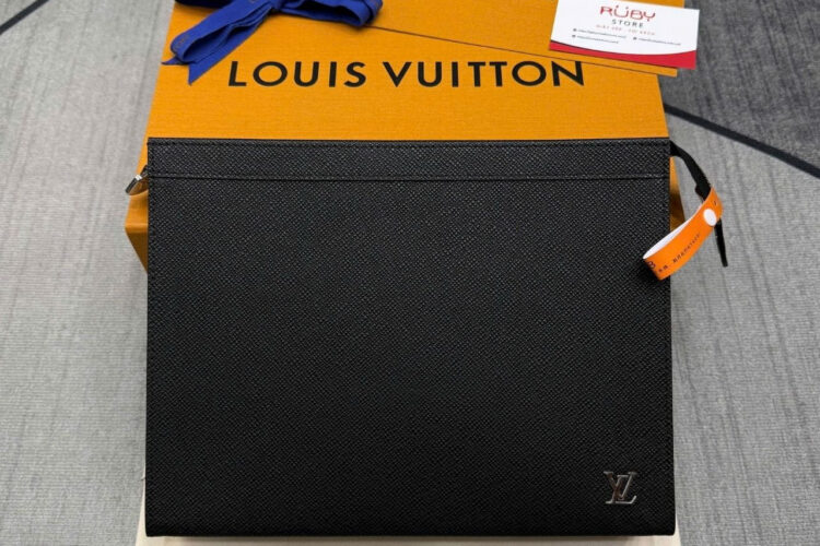 Túi LV Pochette Voyage Black Taiga M30450 Màu đen