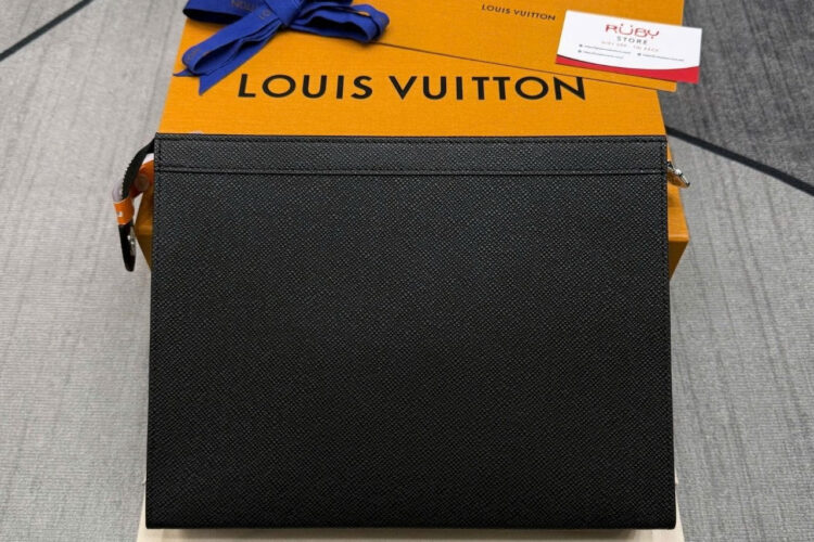 Túi LV Pochette Voyage Black Taiga M30450 Màu đen