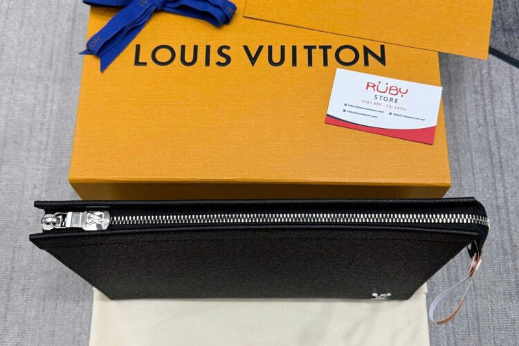 Túi LV Pochette Voyage Black Taiga M30450 Màu đen