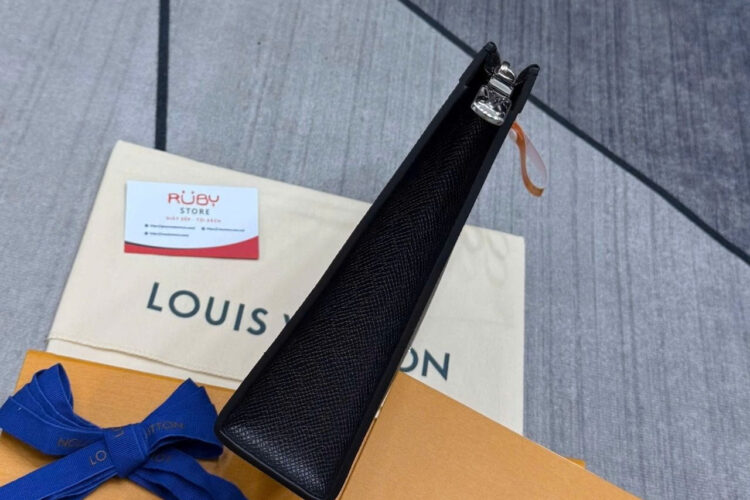 Túi LV Pochette Voyage Black Taiga M30450 Màu đen
