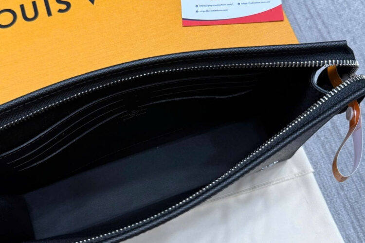 Túi LV Pochette Voyage Black Taiga M30450 Màu đen