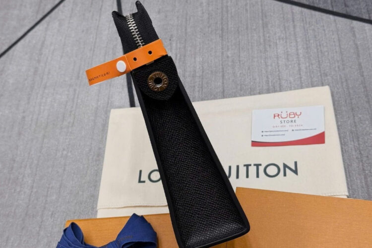 Túi LV Pochette Voyage Black Taiga M30450 Màu đen