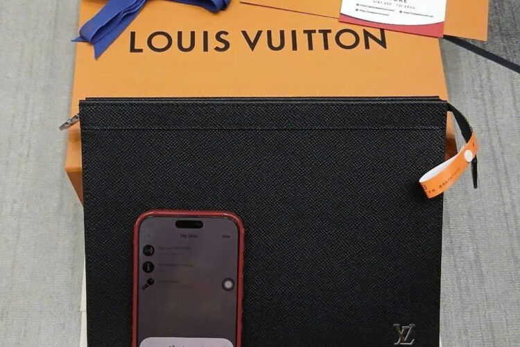 Túi LV Pochette Voyage Black Taiga M30450 Màu đen