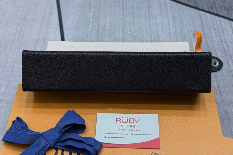 Túi LV Pochette Voyage Black Taiga M30450 Màu đen