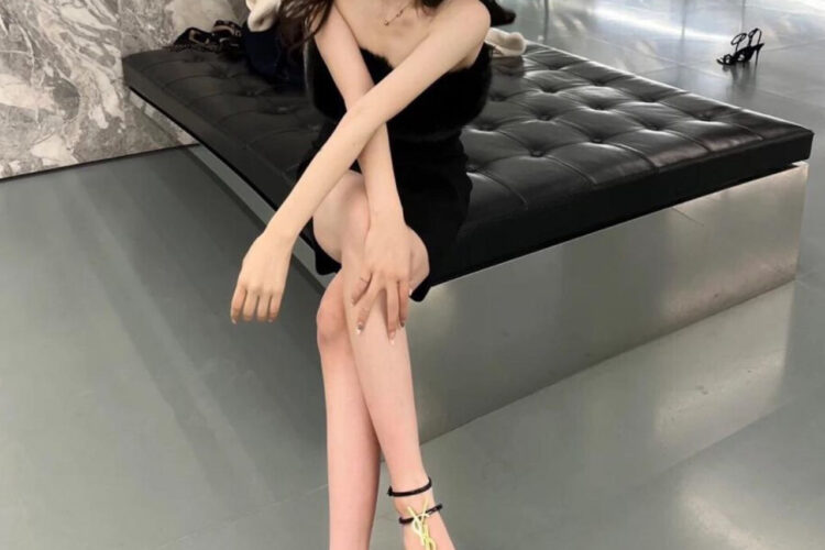 Giày Cao Gót YSL Cassandra Logo Plaque Sandals đen