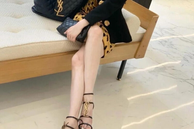 Giày Cao Gót YSL Cassandra Monogram Sandals Đen vàng cổ