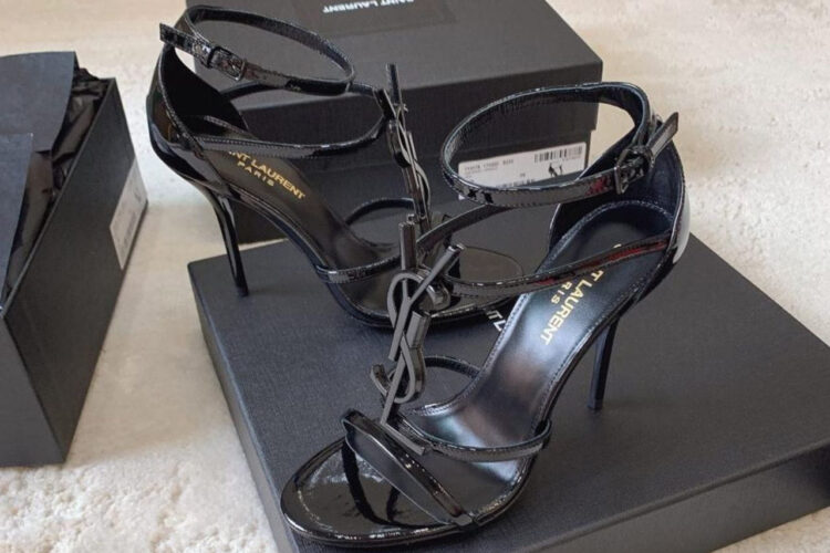 Giày Cao Gót YSL Cassandra Open Toe Sandals Đen Bóng logo đen
