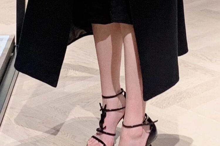 Giày Cao Gót YSL Cassandra Open Toe Sandals Đen Bóng logo đen