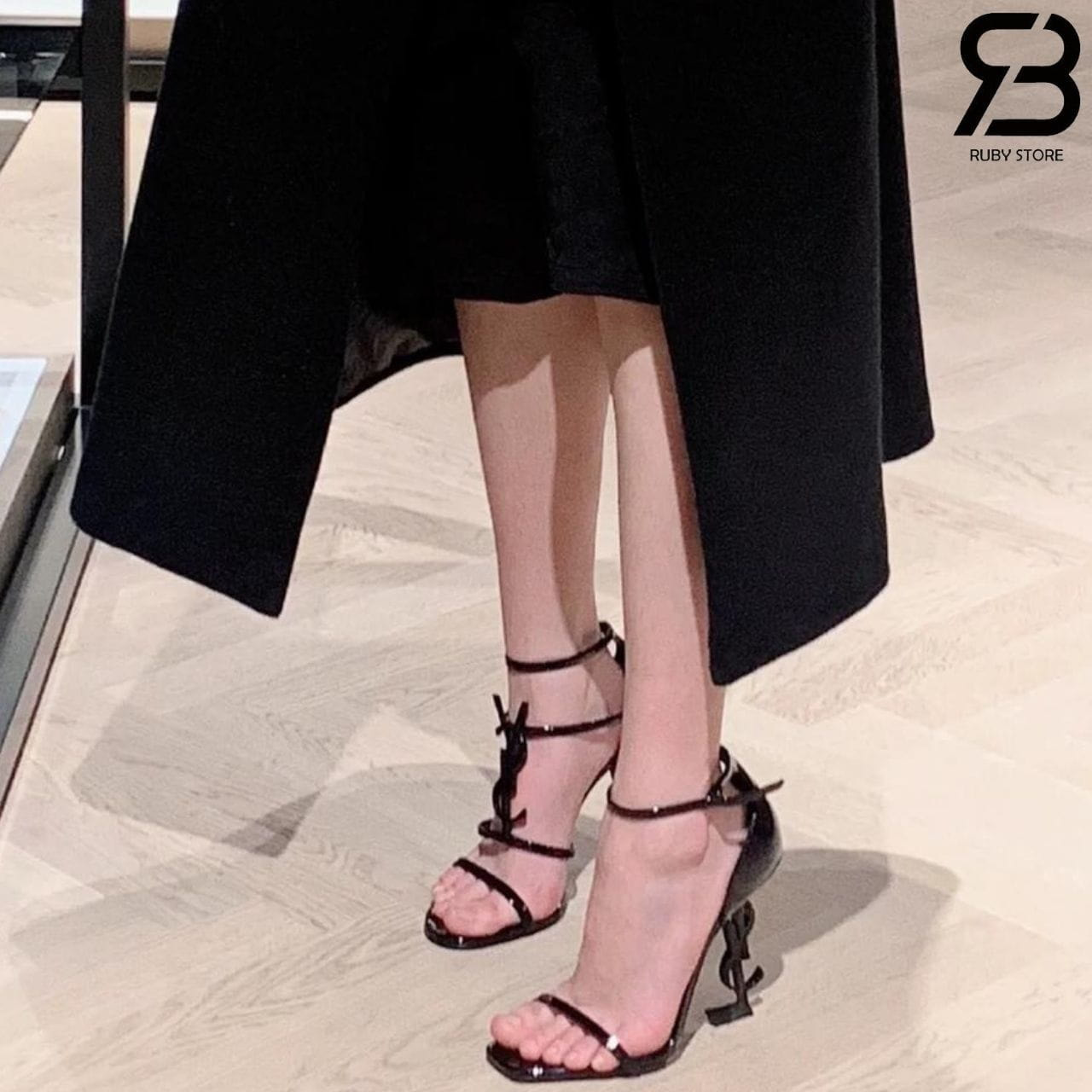 Giày Cao Gót YSL Cassandra Open Toe Sandals Đen Bóng logo đen