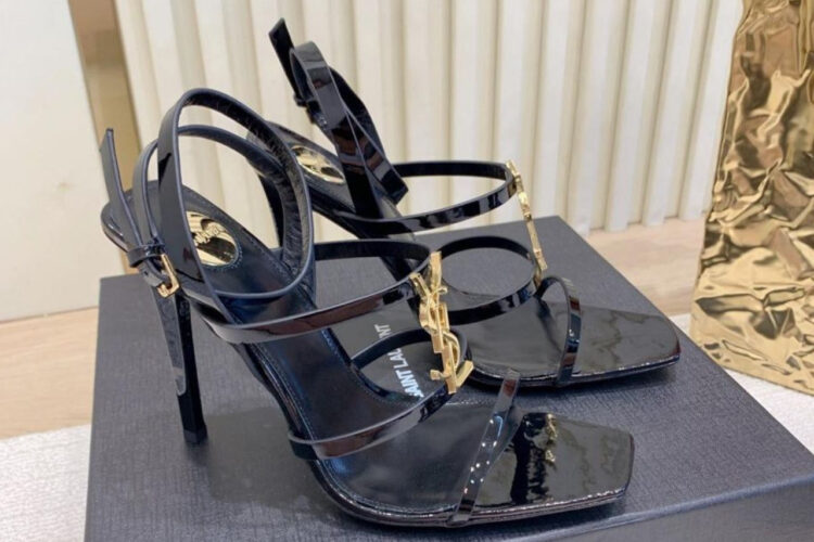 Giày Cao Gót YSL Cassandra Sandals In Patent Leather Đen Logo Vàng