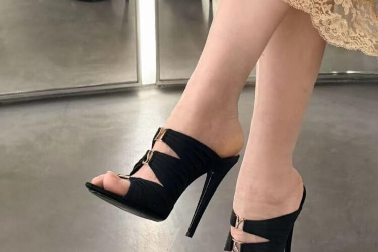 Giày Cao Gót YSL Emilie Mules In Satin Crepe Black Màu Đen