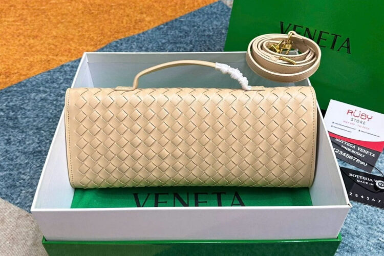 Túi Bottega Veneta Andiamo Clutch Intrecciato Almond 31CM Màu Be