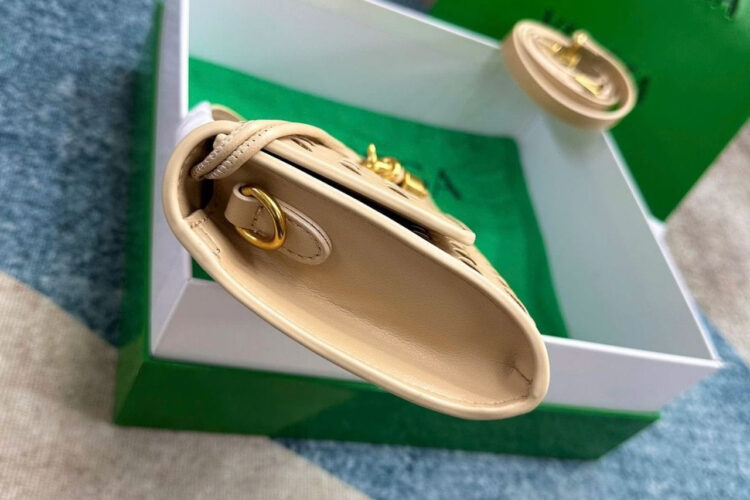 Túi Bottega Veneta Andiamo Clutch Intrecciato Almond 31CM Màu Be