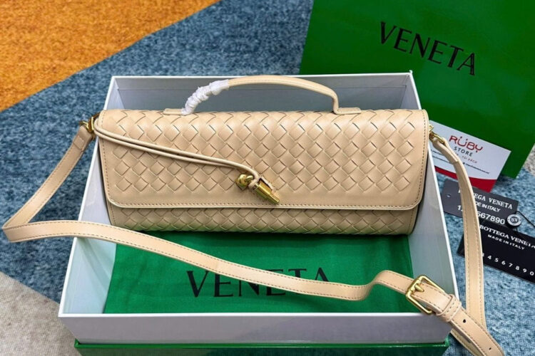 Túi Bottega Veneta Andiamo Clutch Intrecciato Almond 31CM Màu Be