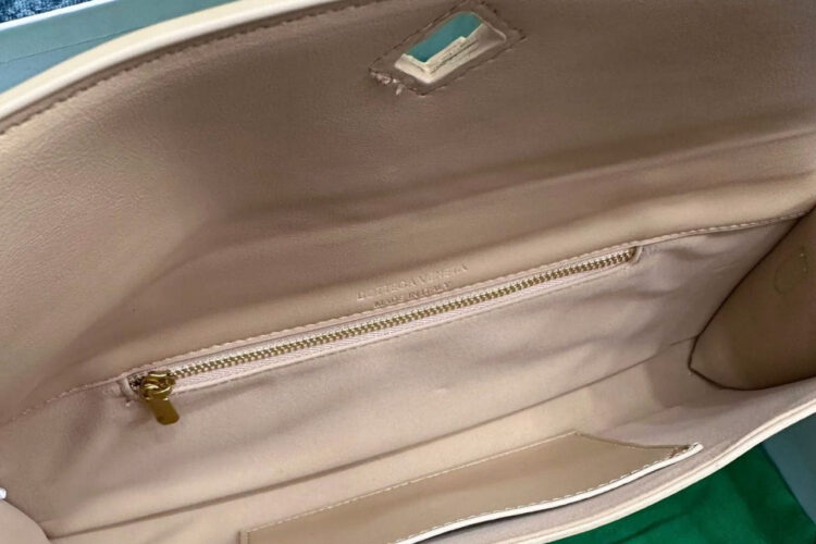 Túi Bottega Veneta Andiamo Clutch Intrecciato Almond 31CM Màu Be