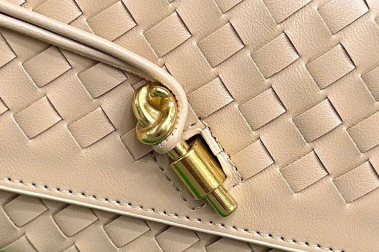 Túi Bottega Veneta Andiamo Clutch Intrecciato Almond 31CM Màu Be