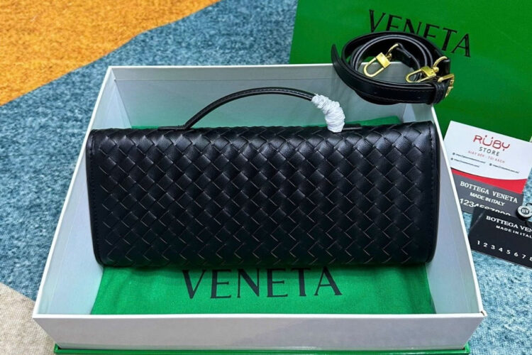 Túi Bottega Veneta Andiamo Clutch Intrecciato Almond Black 31CM Đen