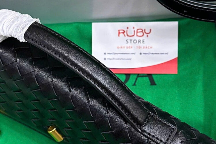 Túi Bottega Veneta Andiamo Clutch Intrecciato Almond Black 31CM Đen