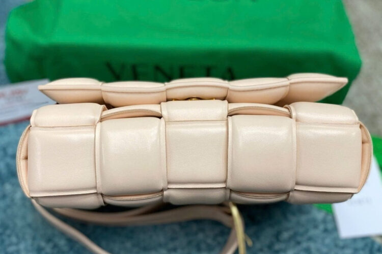 Túi Bottega Veneta Padded Cassette Bag Nude Pink Da Cừu Màu Kem S26