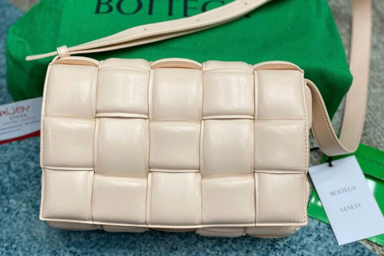Túi Bottega Veneta Padded Cassette Bag Nude Pink Da Cừu Màu Kem S26