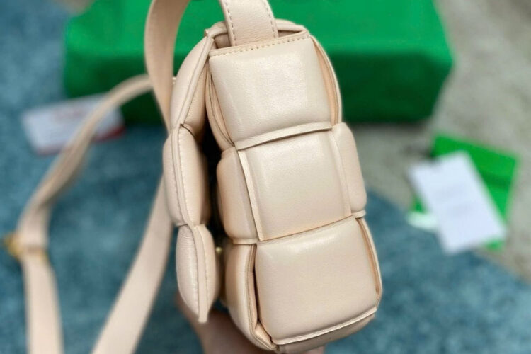 Túi Bottega Veneta Padded Cassette Bag Nude Pink Da Cừu Màu Kem S26